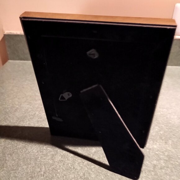 GOLD WOOD PICTURE FRAME W/INSET FOR PHOTO-DECORATIVE DESIGN AROUND FRAME - Picture 3 of 4